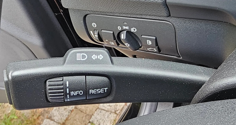Volvo V60 cena 29900 przebieg: 283000, rok produkcji 2012 z Radom małe 172